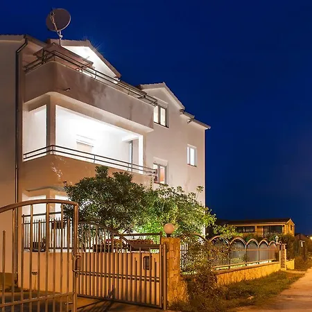 Apartment Maras *